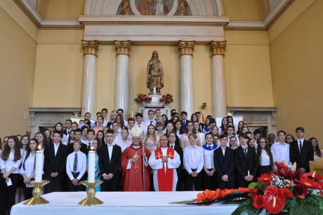 Több mint száz fehérvári fiatalt bérmált Spányi Antal, püspök pünkösd vasárnapján